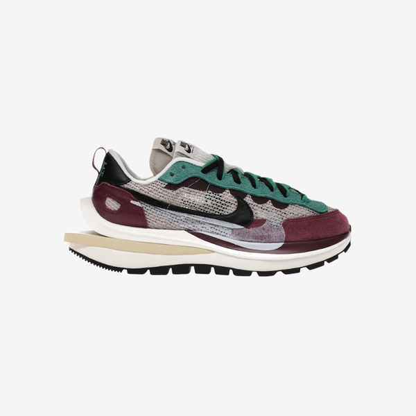 Nike Vaporwaffle sacai Villain Red Neptune Green